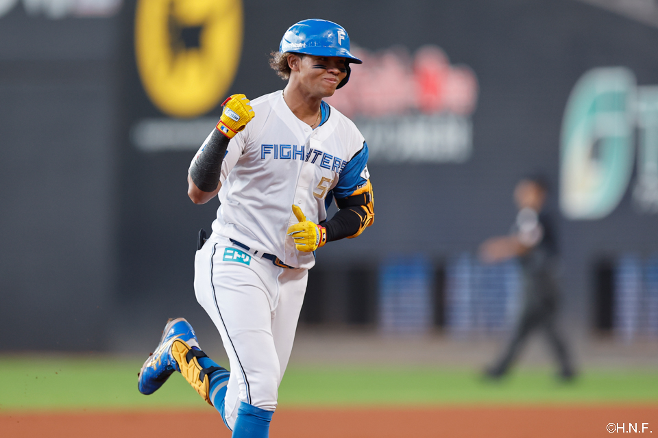 1回裏、先制の2ランを放つ水谷選手02