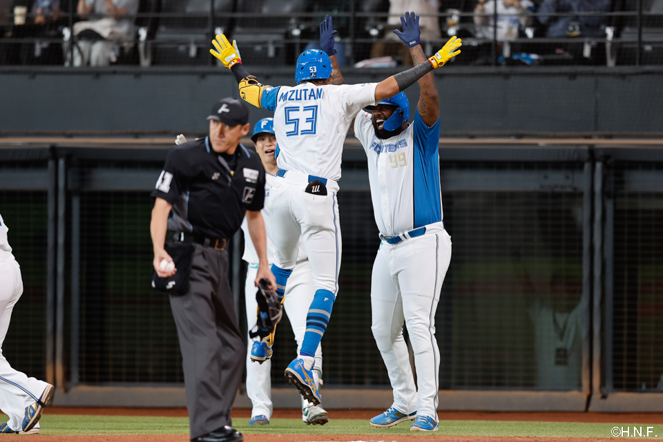 1回裏、先制の2ランを放つ水谷選手03