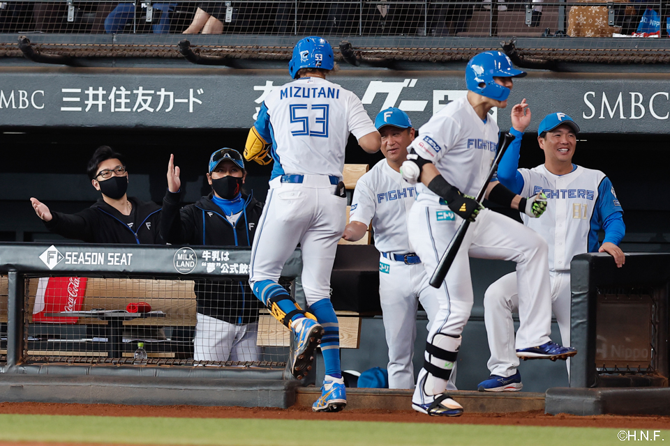 1回裏、先制の2ランを放つ水谷選手04