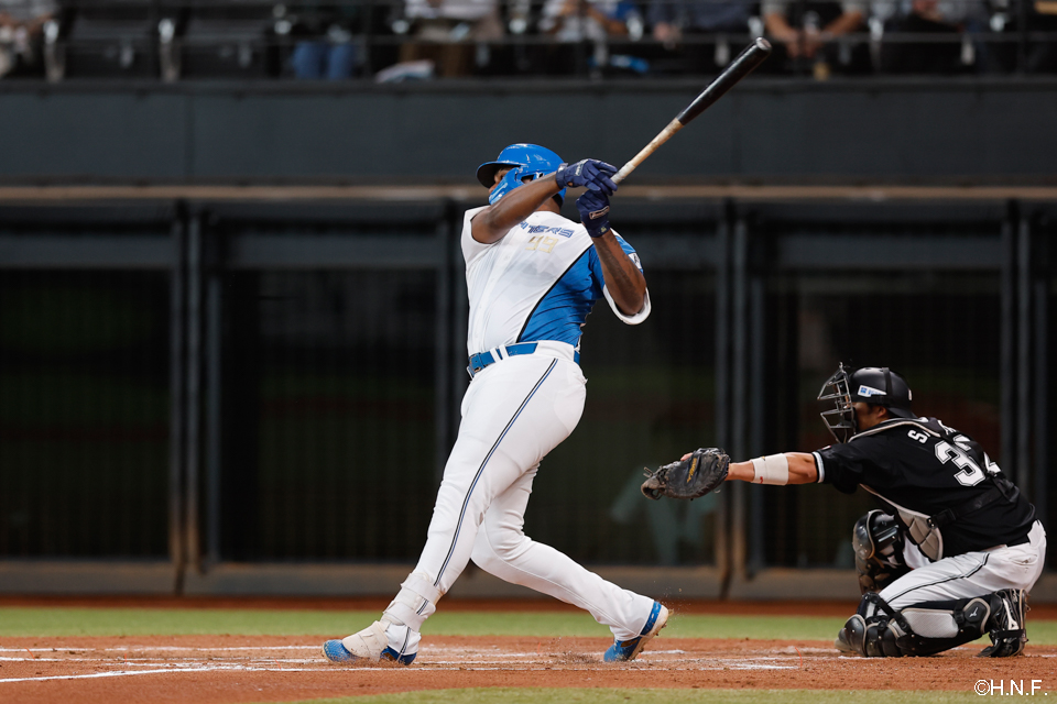 3回裏、ライトへ適時二塁打を放つレイエス選手01