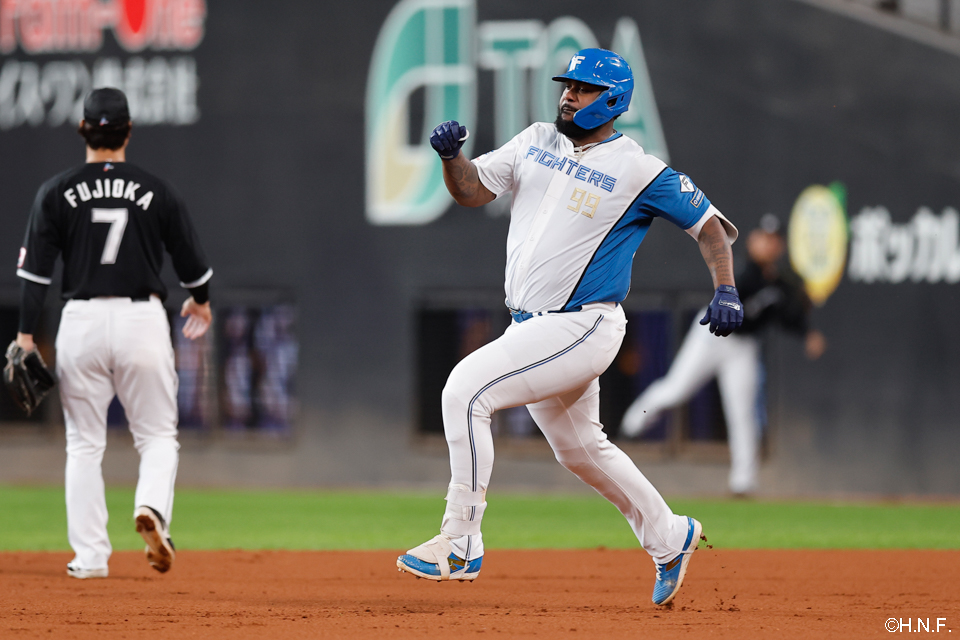 3回裏、ライトへ適時二塁打を放つレイエス選手02