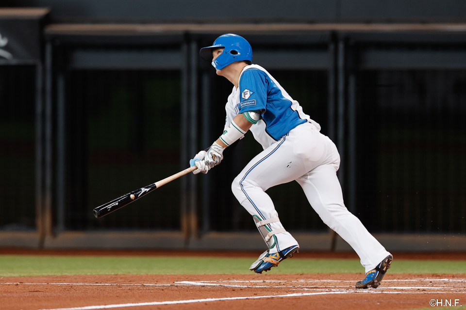 3回裏、レフトへ2ランを放つ郡司選手01