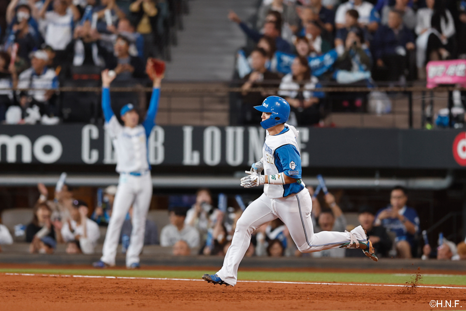 3回裏、レフトへ2ランを放つ郡司選手02