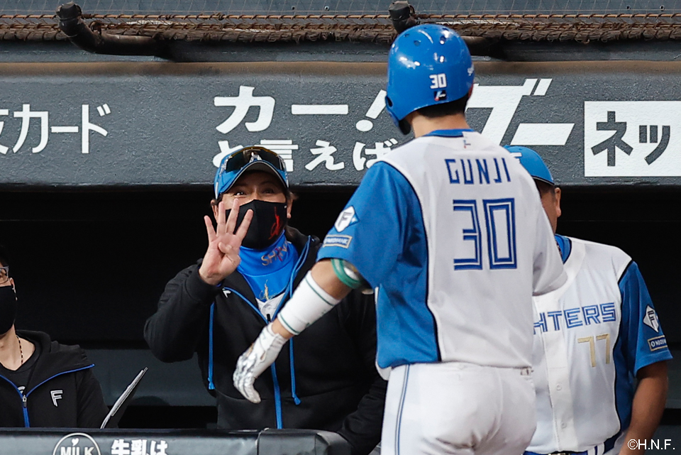 3回裏、レフトへ2ランを放つ郡司選手03