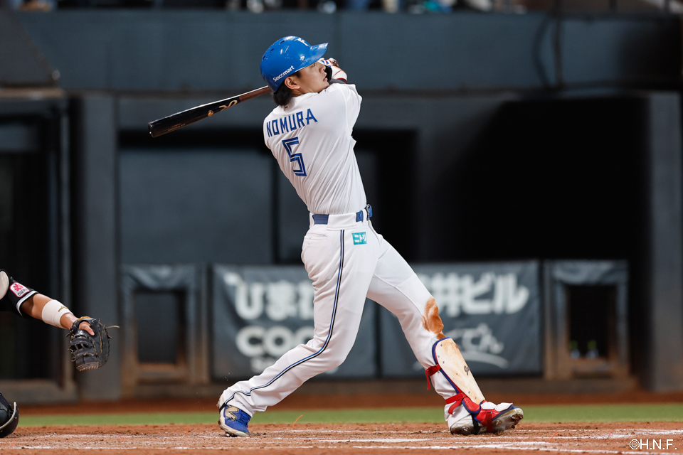 4回裏、レフトへヒットを放つ野村選手