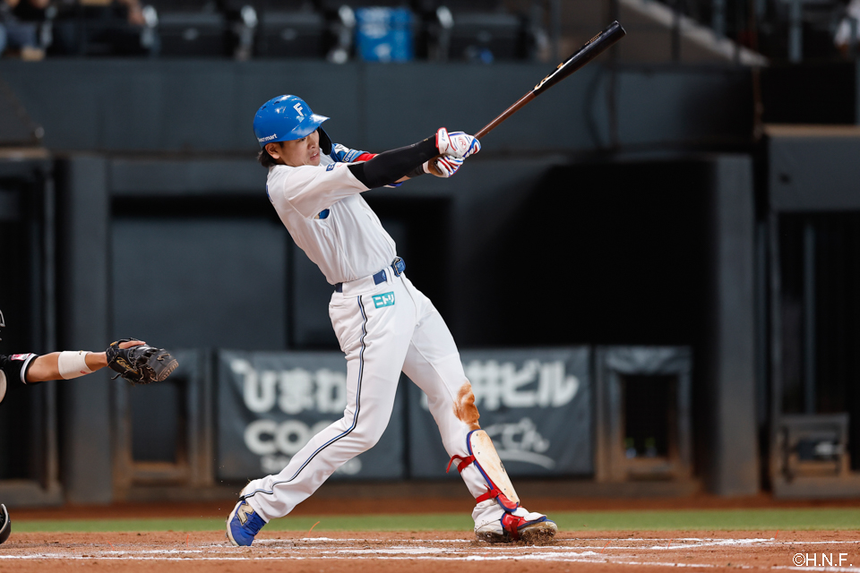 6回裏、レフトへヒットを放つ野村選手
