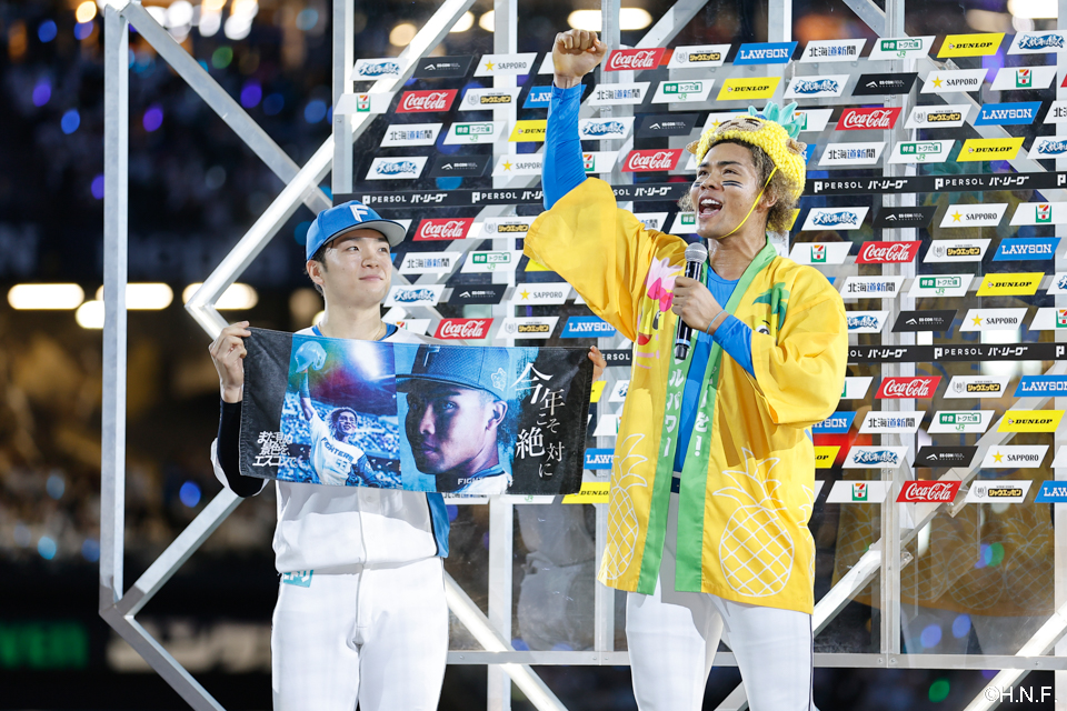 ヒーローの郡司選手と水谷選手01