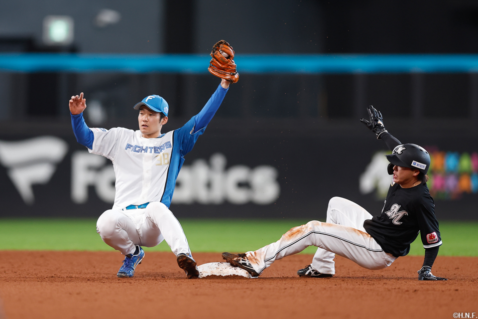 5回表、一塁走者をアウトにする石井選手