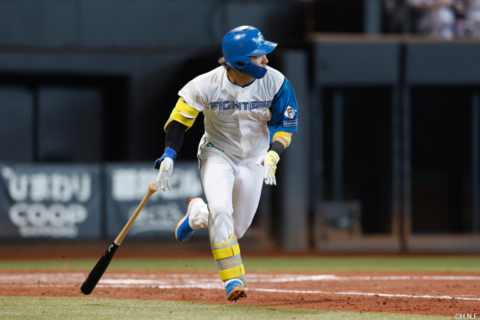 5回裏、左中間へ二塁打を放つ水野選手01