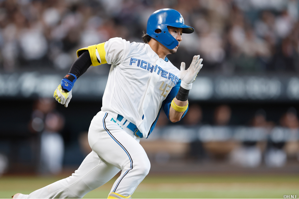 5回裏、左中間へ二塁打を放つ水野選手02