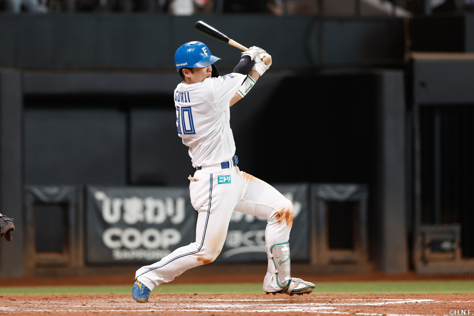 7回裏、センターへヒットを放つ郡司選手01