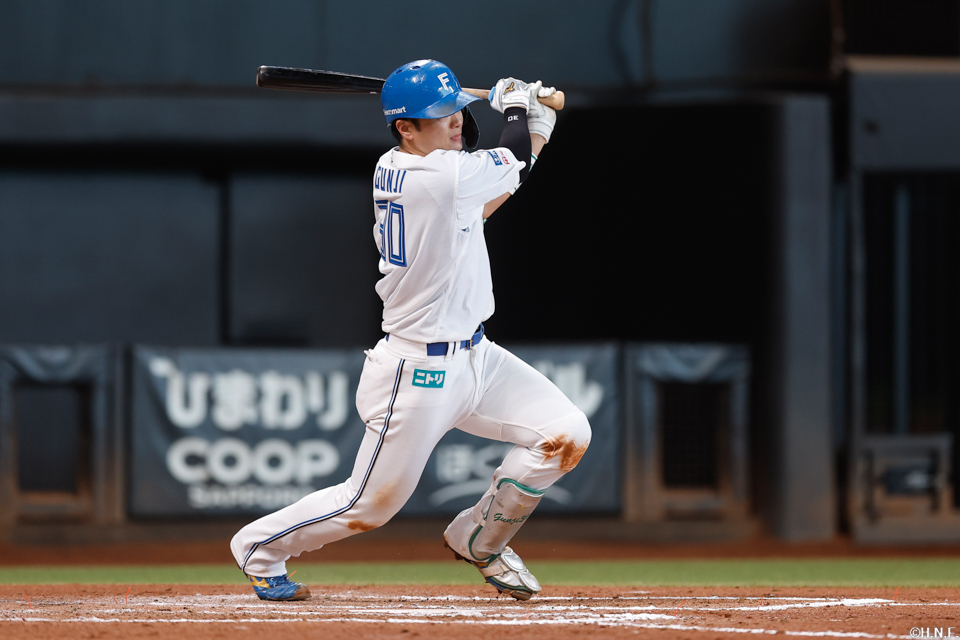 7回裏、センターへヒットを放つ郡司選手02