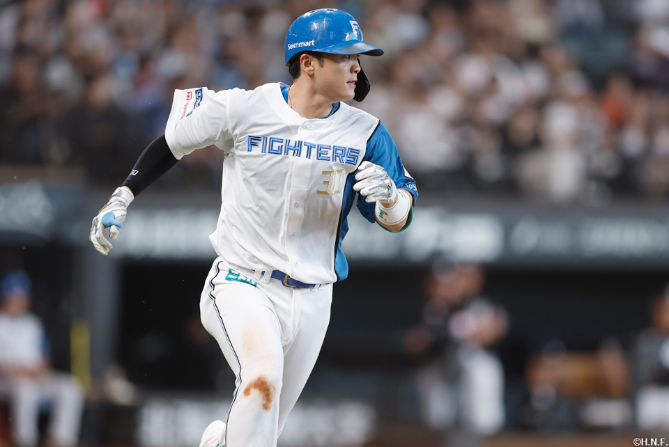 7回裏、センターへヒットを放つ郡司選手03