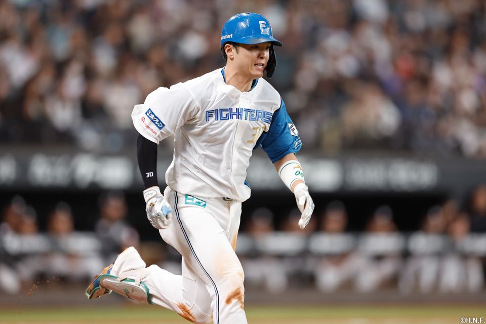 7回裏、センターへヒットを放つ郡司選手04