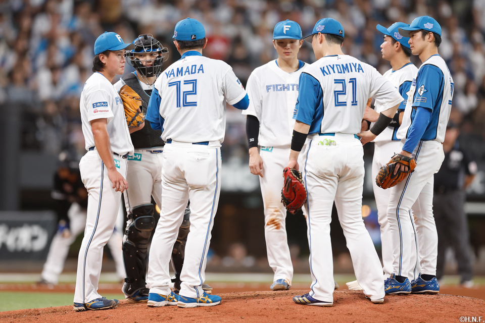 9回表、マウンドに集まる選手たち