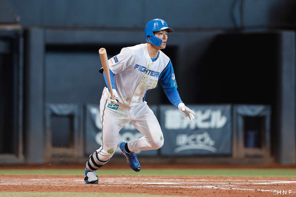 4回裏、ライトへヒットを放つ石井選手