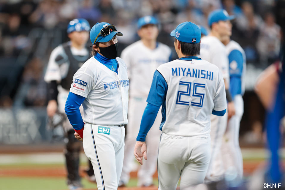 5回表、マウンドに向かう宮西投手と新庄監督01