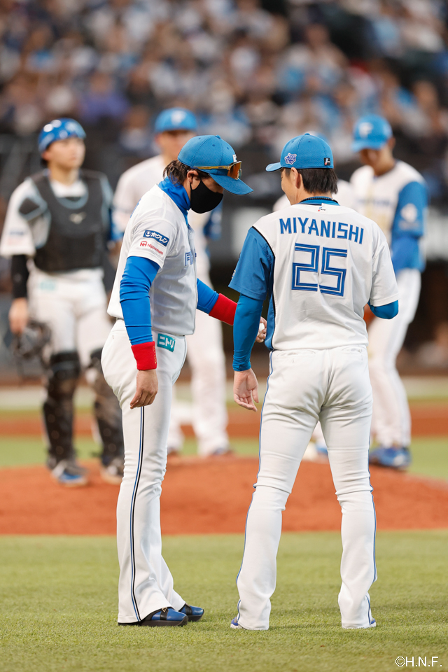 5回表、マウンドに向かう宮西投手と新庄監督02