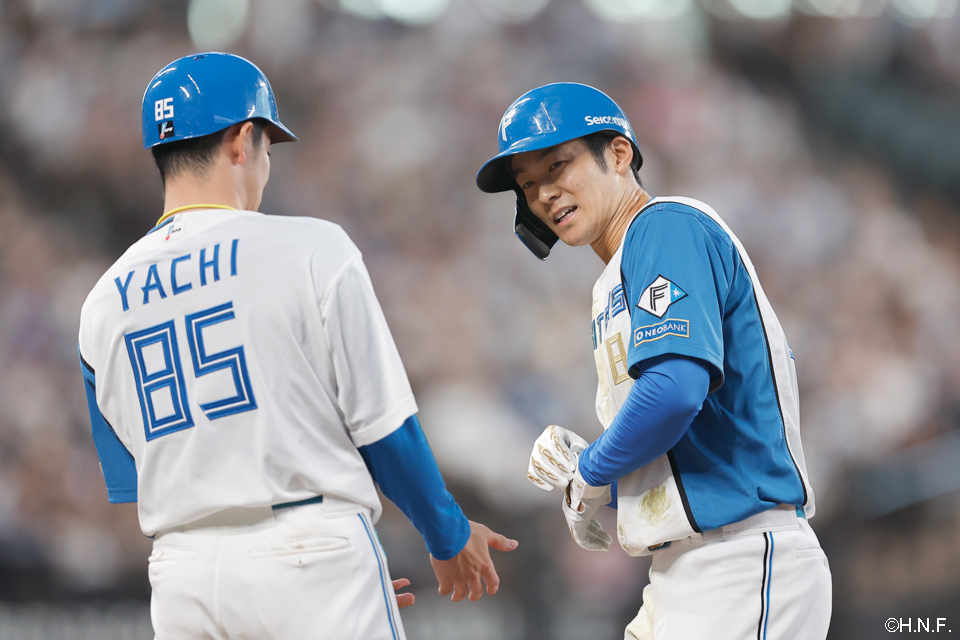 7回裏、ライトへヒットを放つ石井選手02