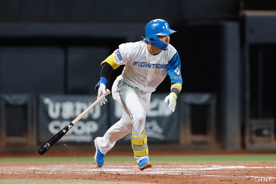 8回裏、内野安打を放つ水野選手01