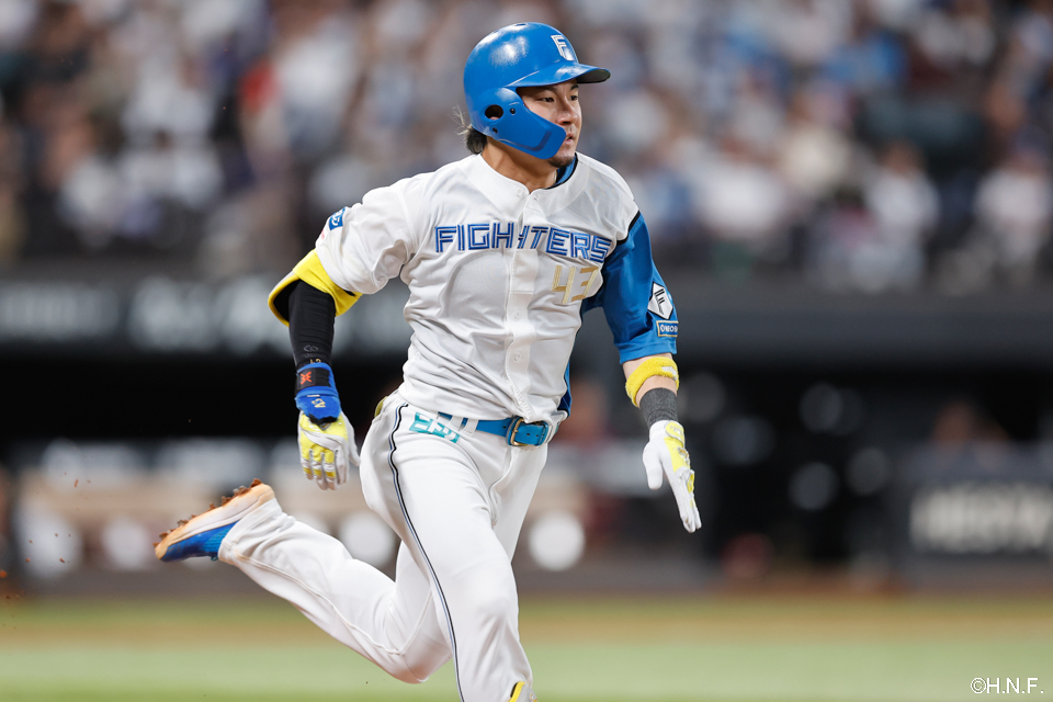 8回裏、内野安打を放つ水野選手02