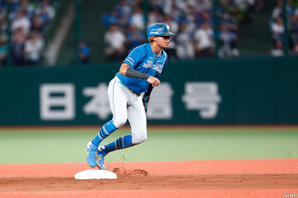 3回表、盗塁をきめる水谷選手