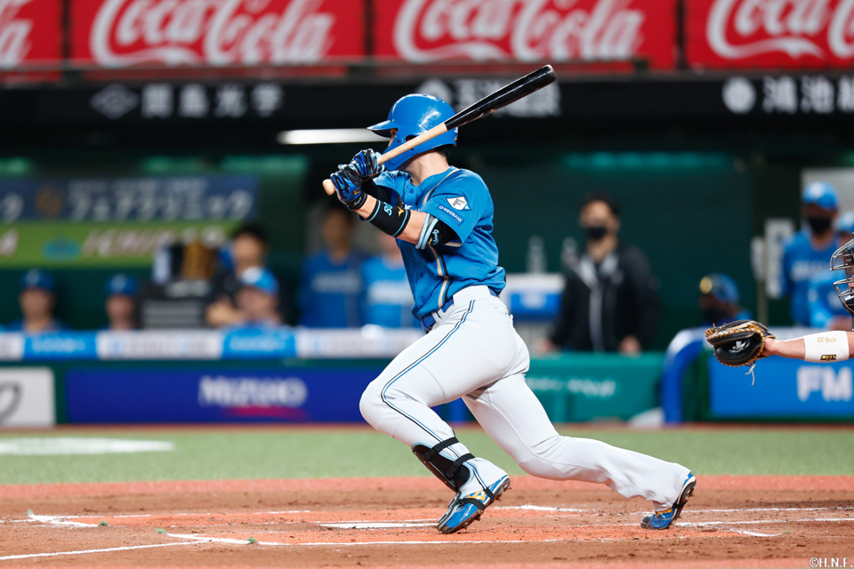 2回表、センターへヒットを放つ郡司選手