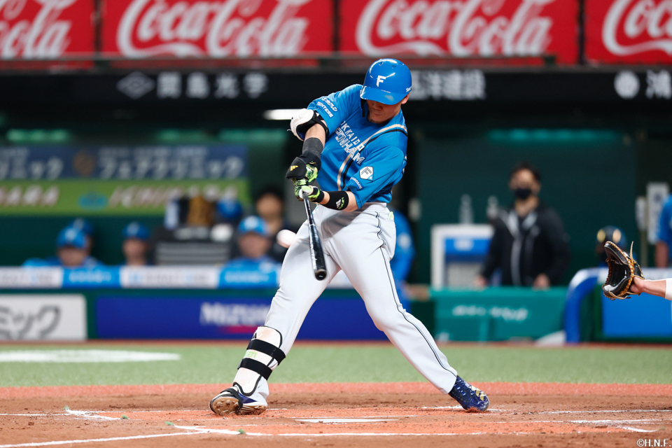 2回表、先制の2ランを放つ清宮選手01
