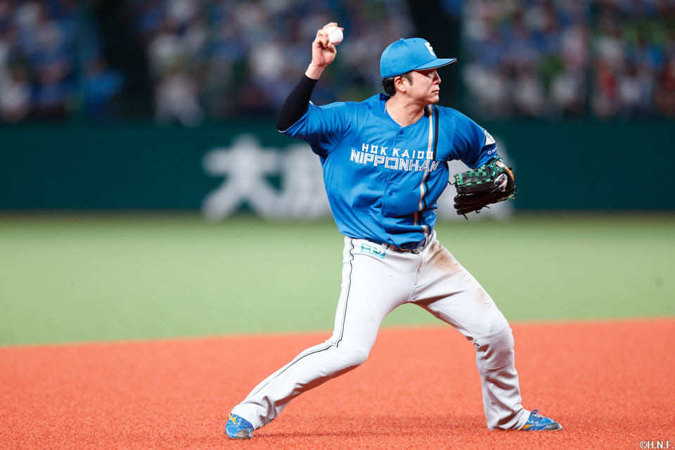 2回裏、一塁へ送球する郡司選手