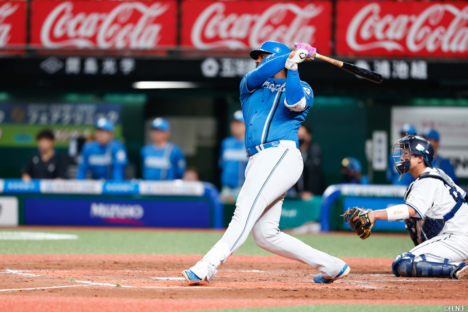 3回表、センターへ適時打を放つレイエス選手