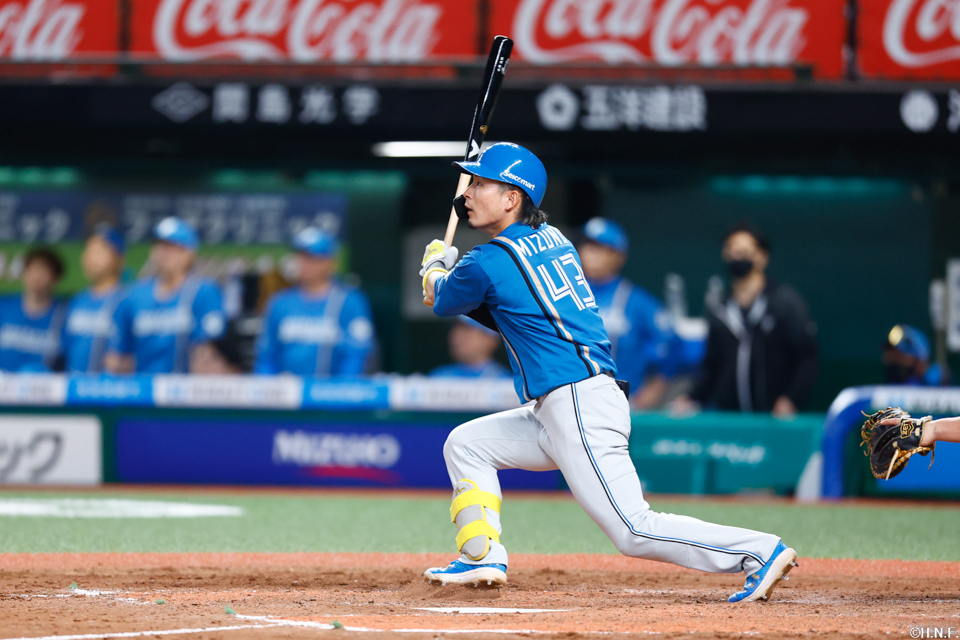 5回表、右中間へ本塁打を放つ水野選手02