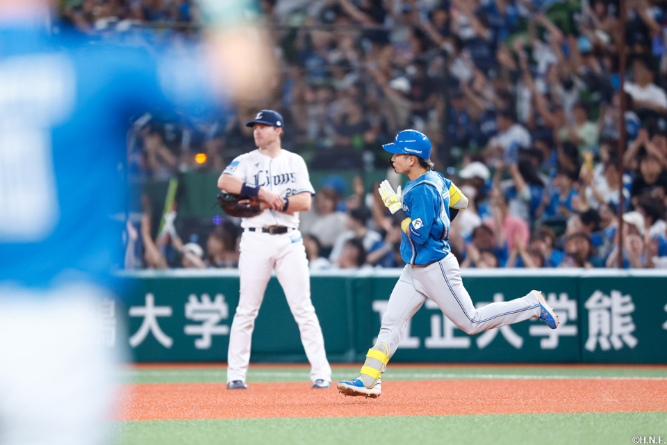 5回表、右中間へ本塁打を放つ水野選手03