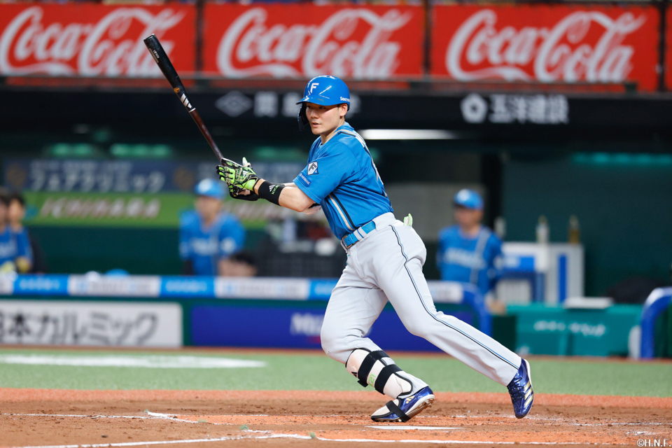 2回表、レフトへヒットを放つ清宮選手