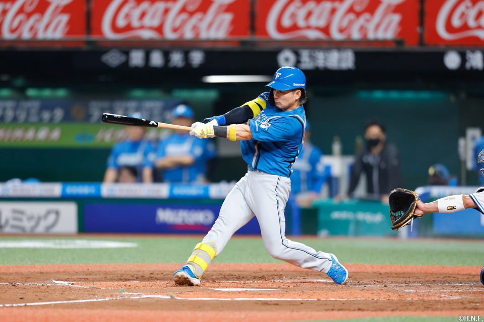 2回表、ライトへヒットを放つ水野選手