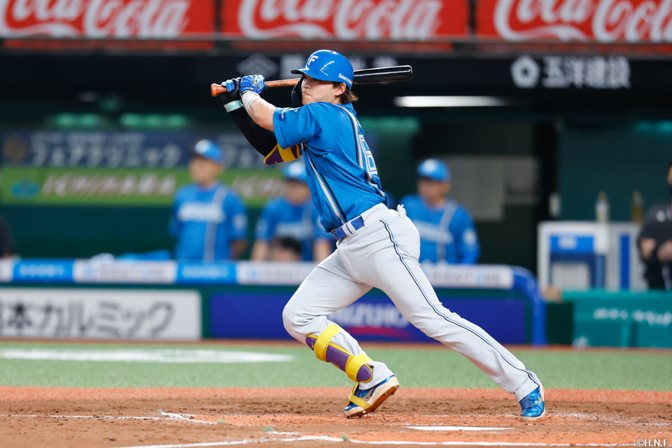 2回表、センターへ適時打を放つ田宮選手