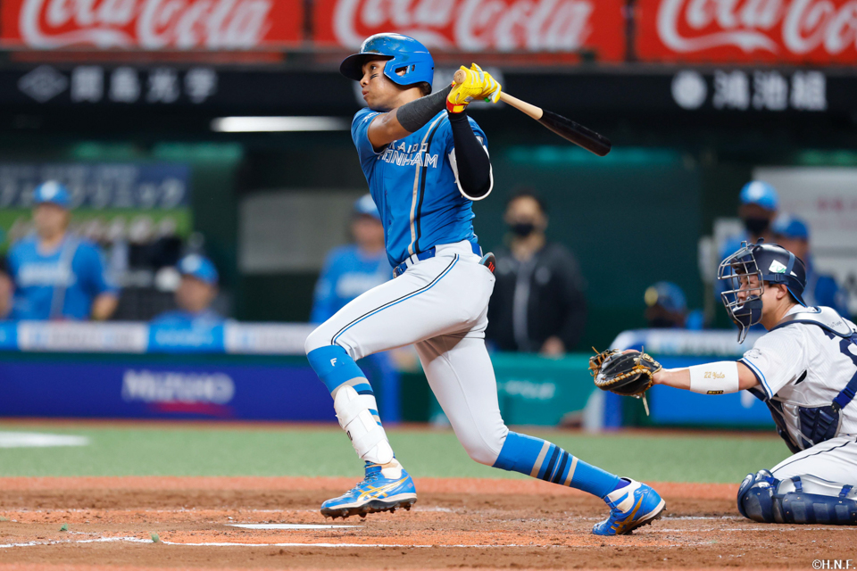 3回表、レフトへヒットを放つ水谷選手