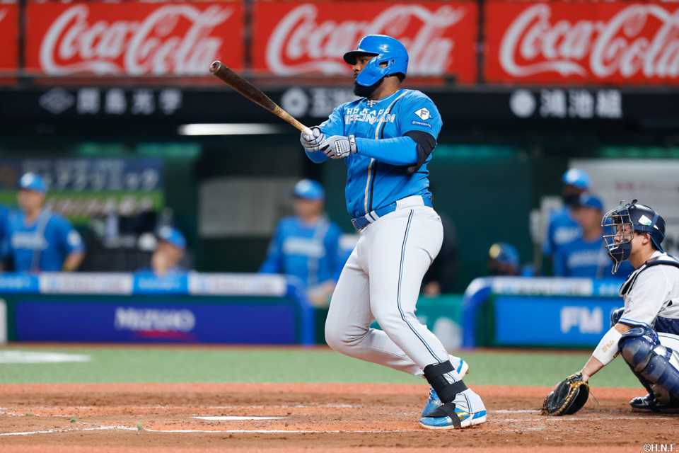 3回表、センターへヒットを放つレイエス選手