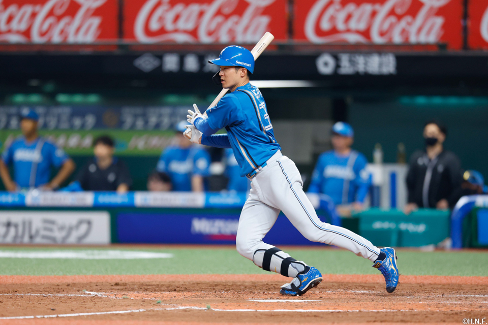 3回表、センターへ適時打を放つ石井選手