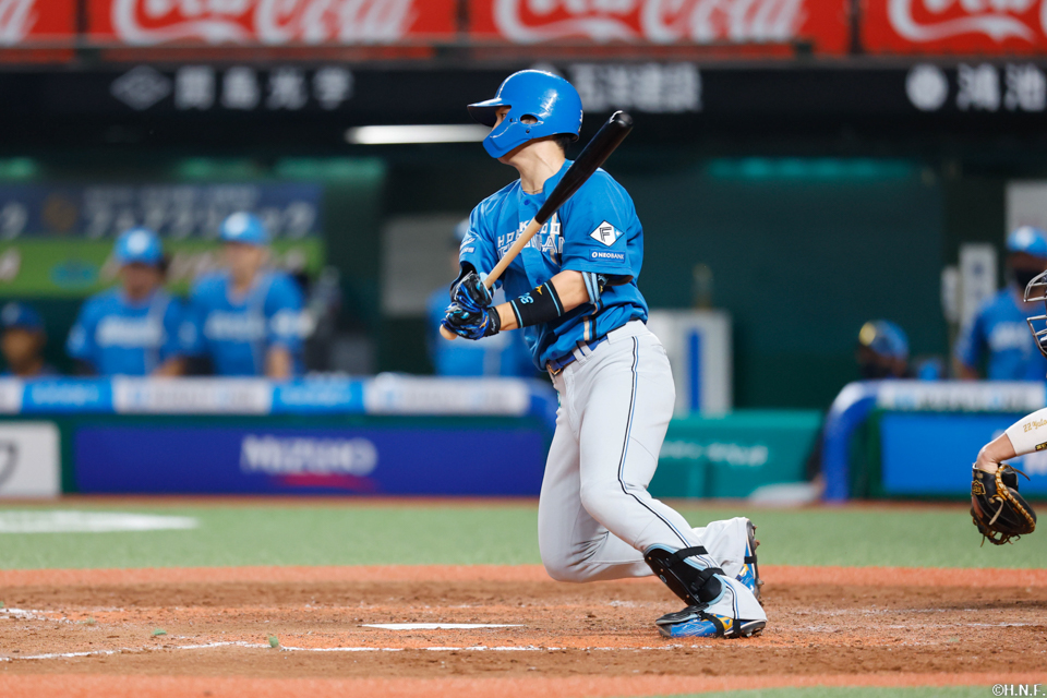 5回表、センターへヒットを放つ郡司選手