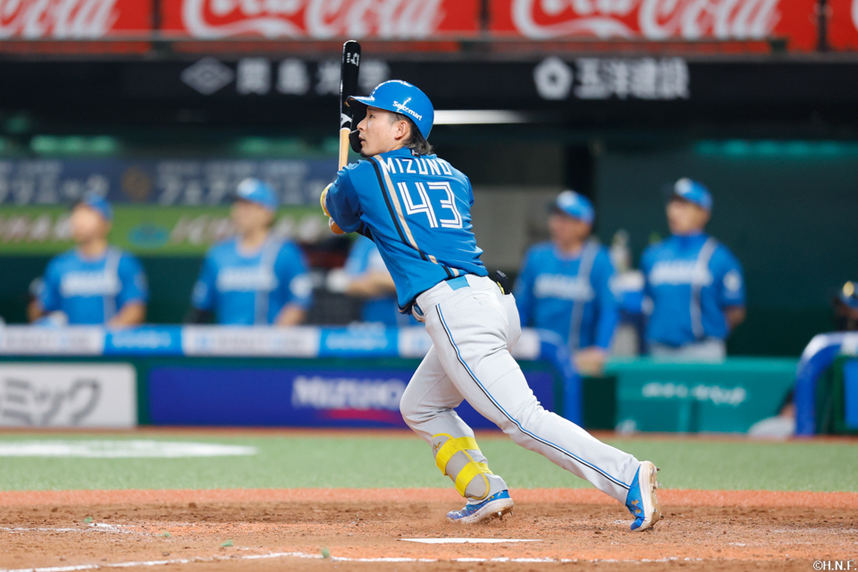 5回表、センターへ3ランを放つ水野選手