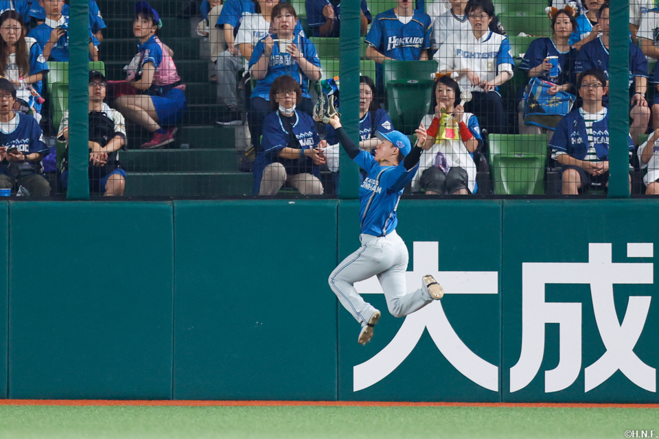 5回裏、好守をみせる矢澤選手