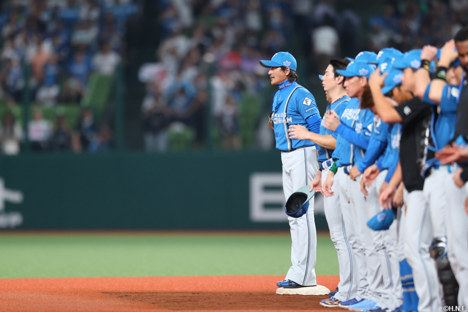 ファンへ挨拶をする選手たち