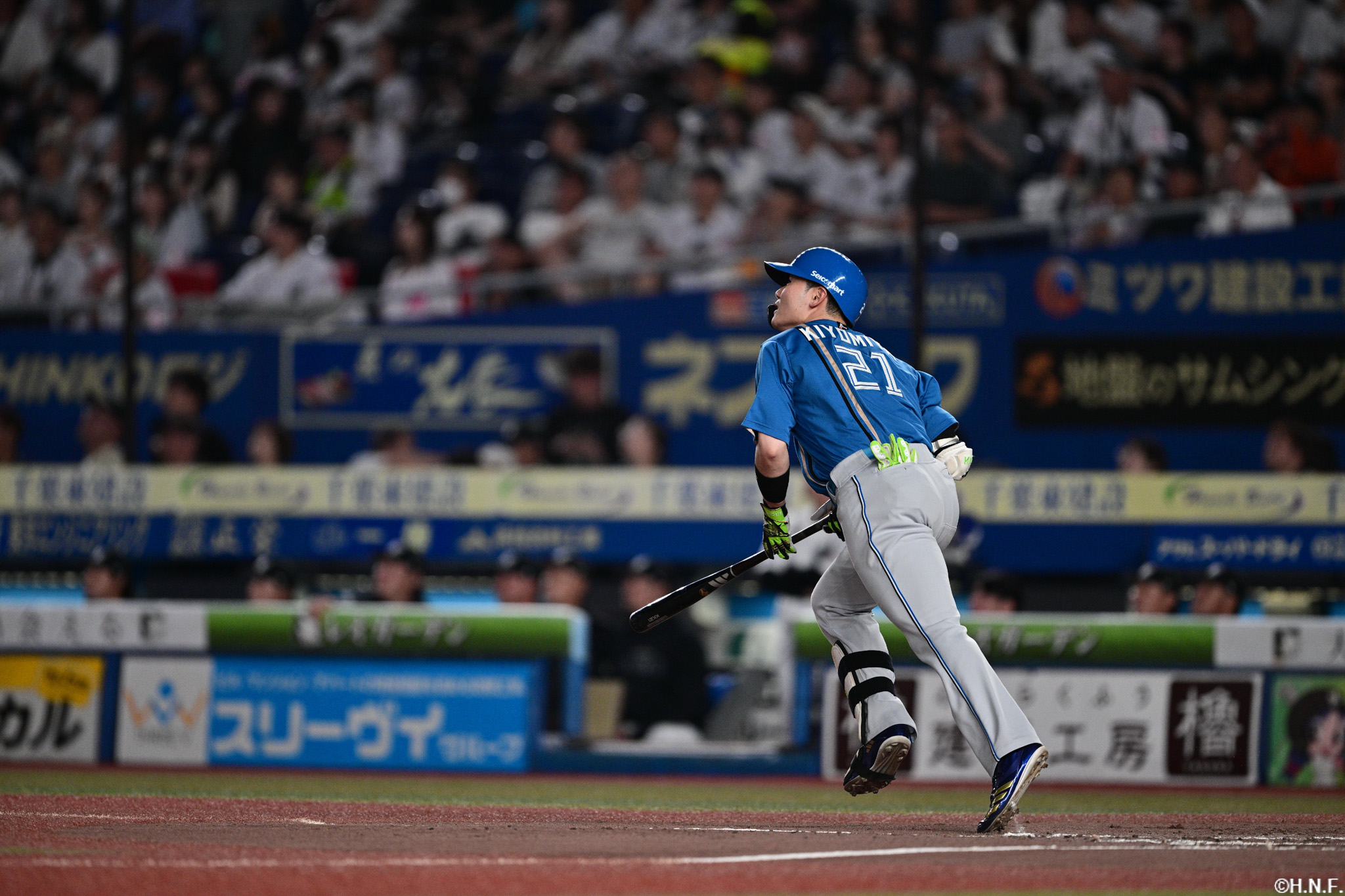 2回表、先制の本塁打を放つ清宮選手01