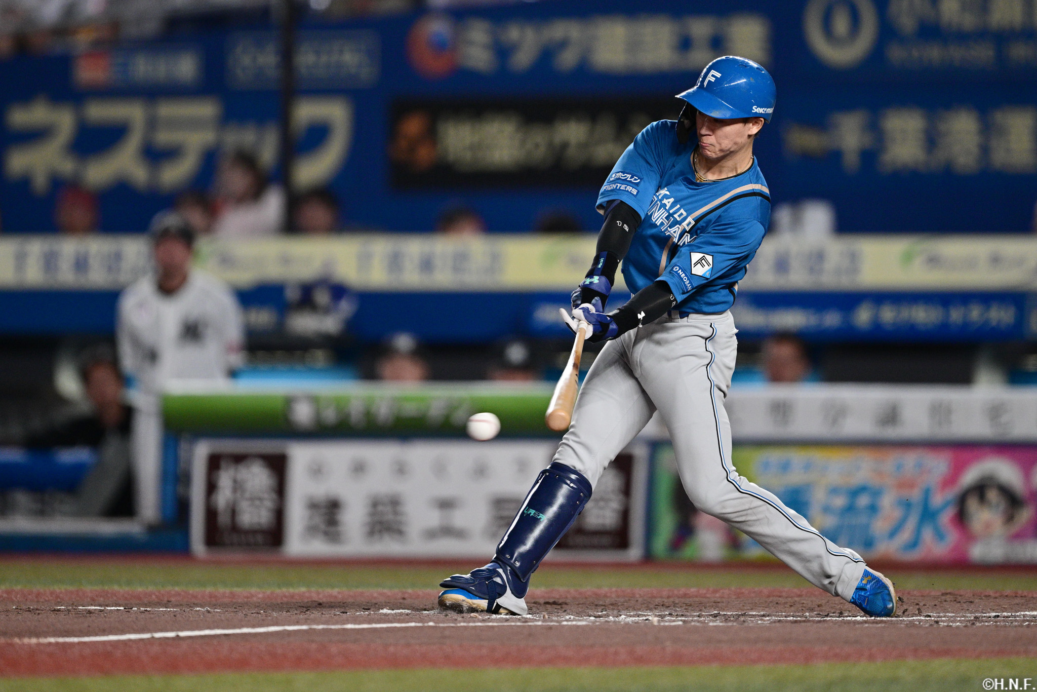 3回表、ライトへ適時打を放つ矢澤選手