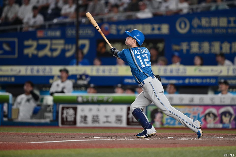 4回表、同点の犠飛を放つ矢澤選手01