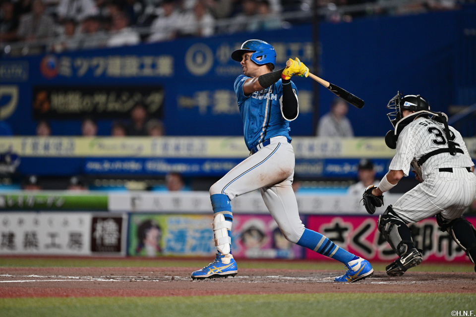 8回表、レフトへヒットを放つ水谷選手