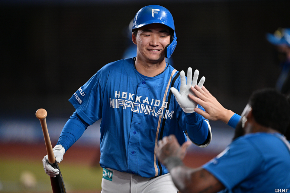 8回表、勝ち越しの犠飛を放った山縣選手