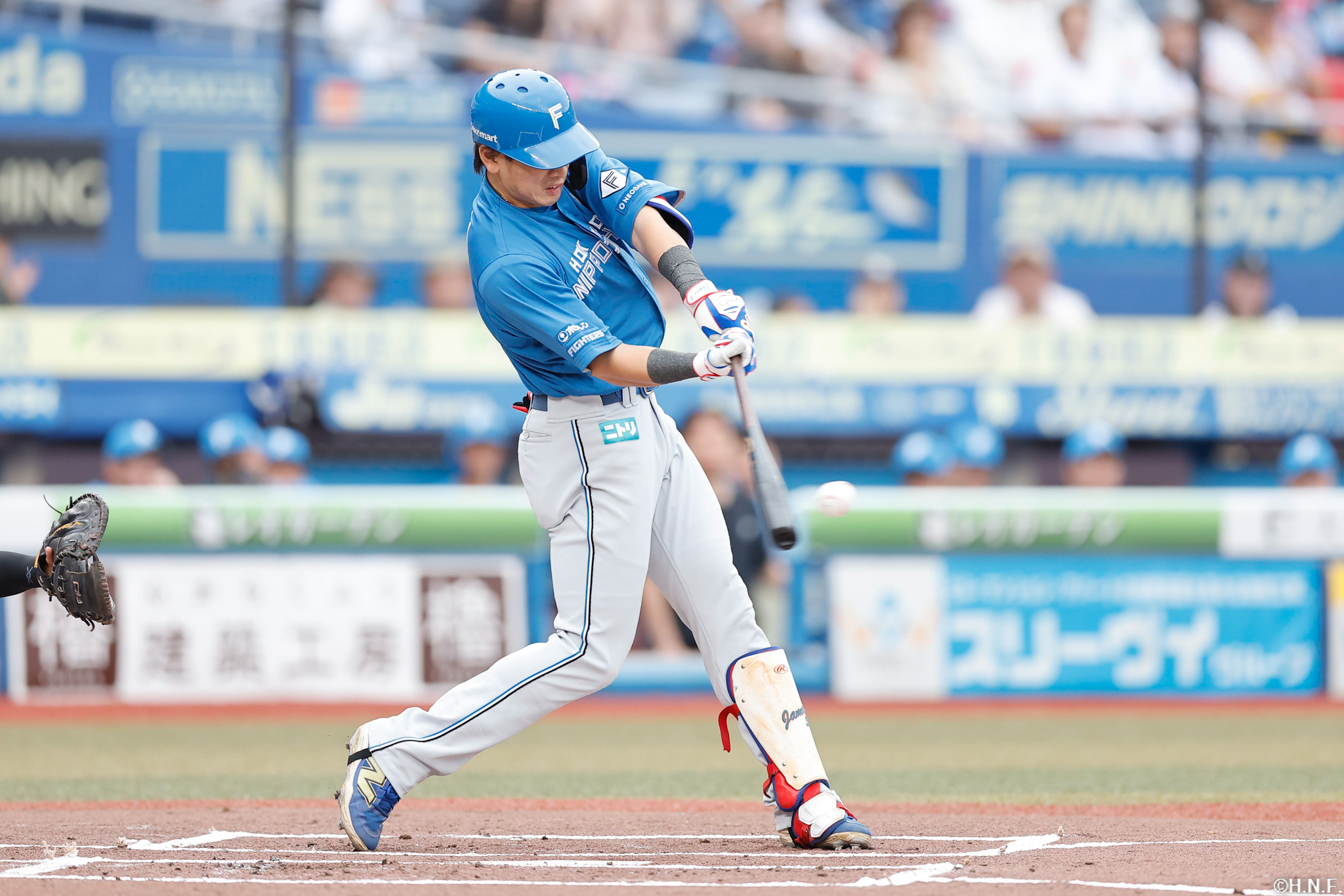 1回表、レフトへヒットを放つ野村選手