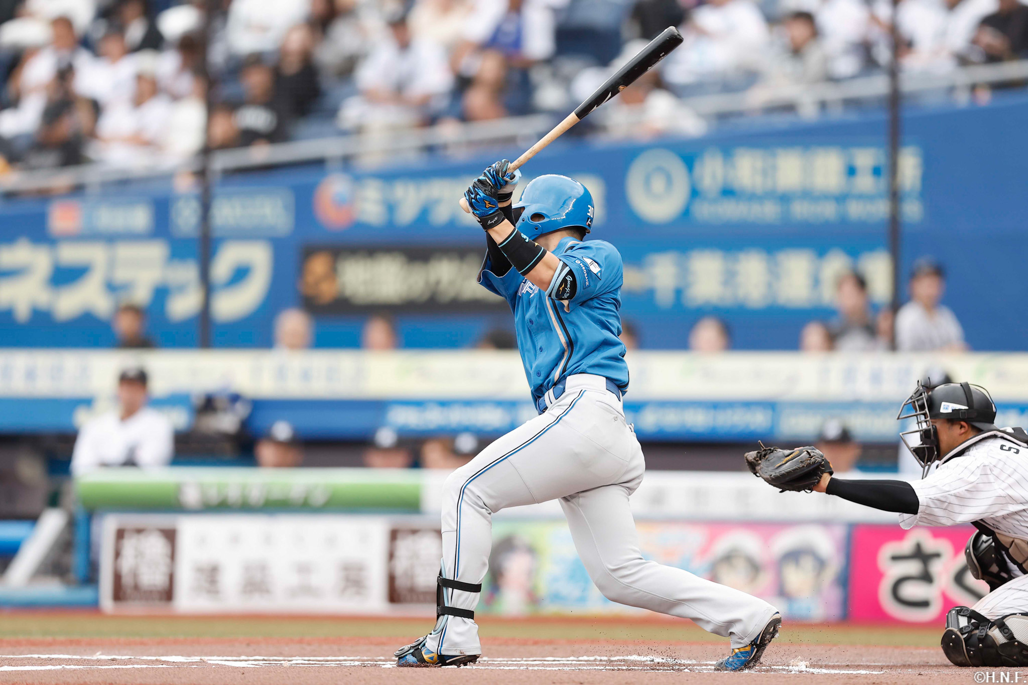 6回表、ライトへヒットを放つ郡司選手