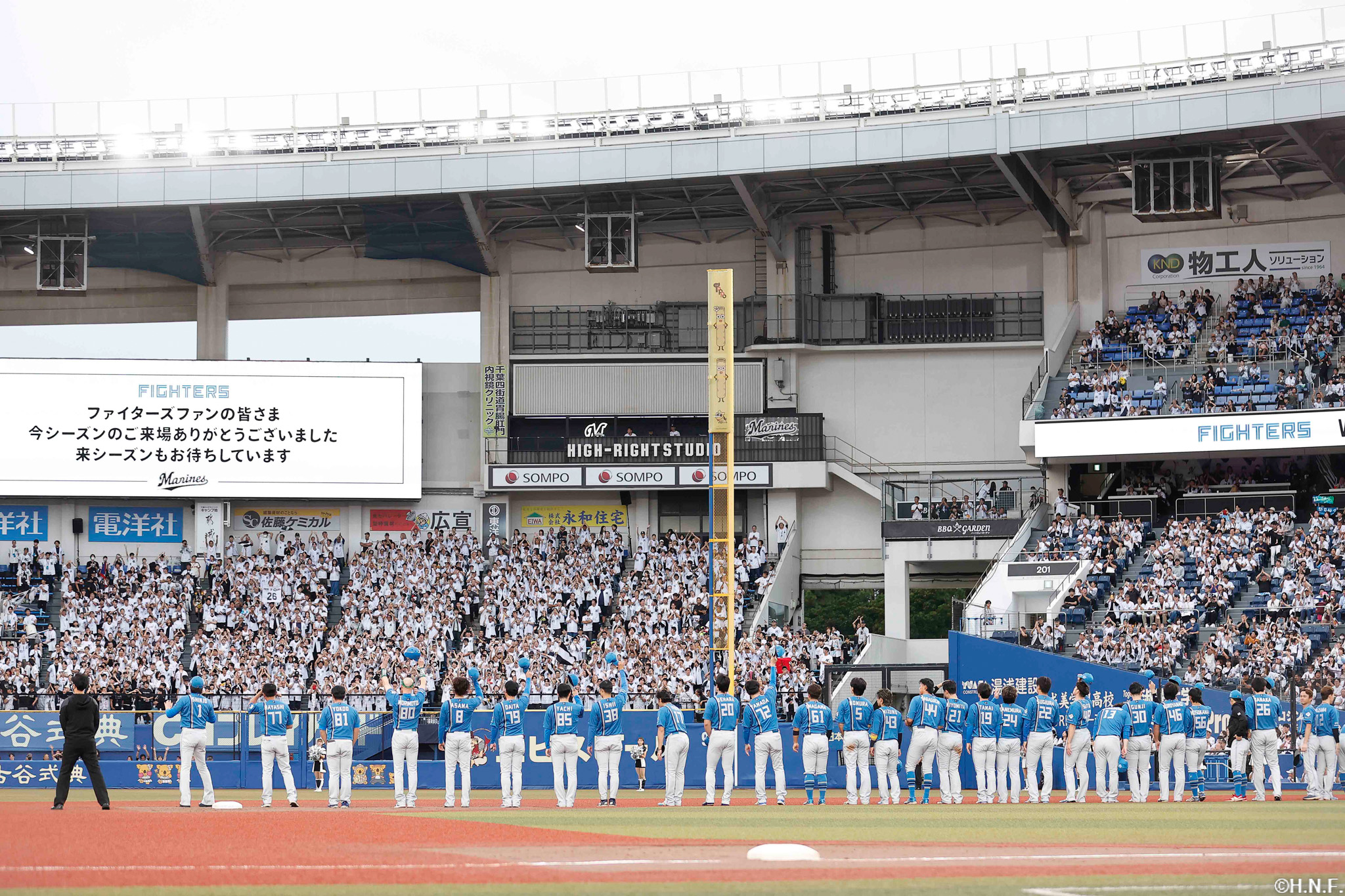 挨拶をする選手たち